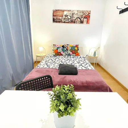 Sharing Flats In Gotico Hostel *