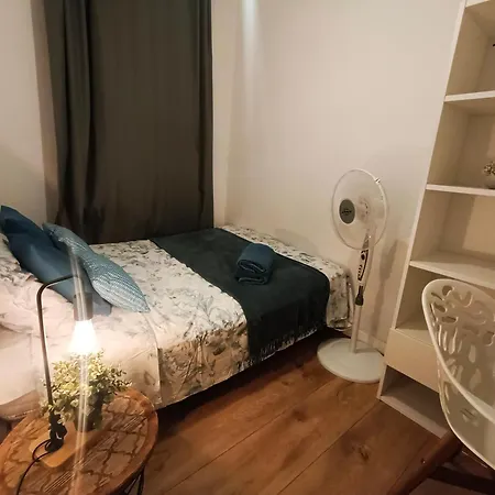 Sharing Flats In Gotico *